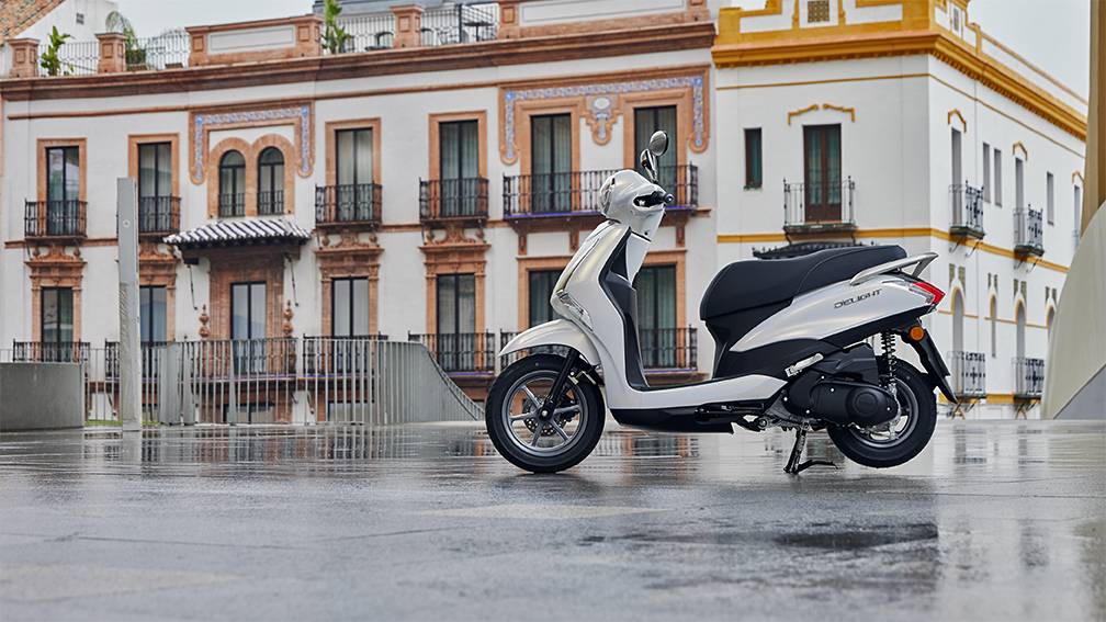 News - yamaha nmax and d'elight compact scooters evolve for 2021 - used yamaha | about motorcycles
