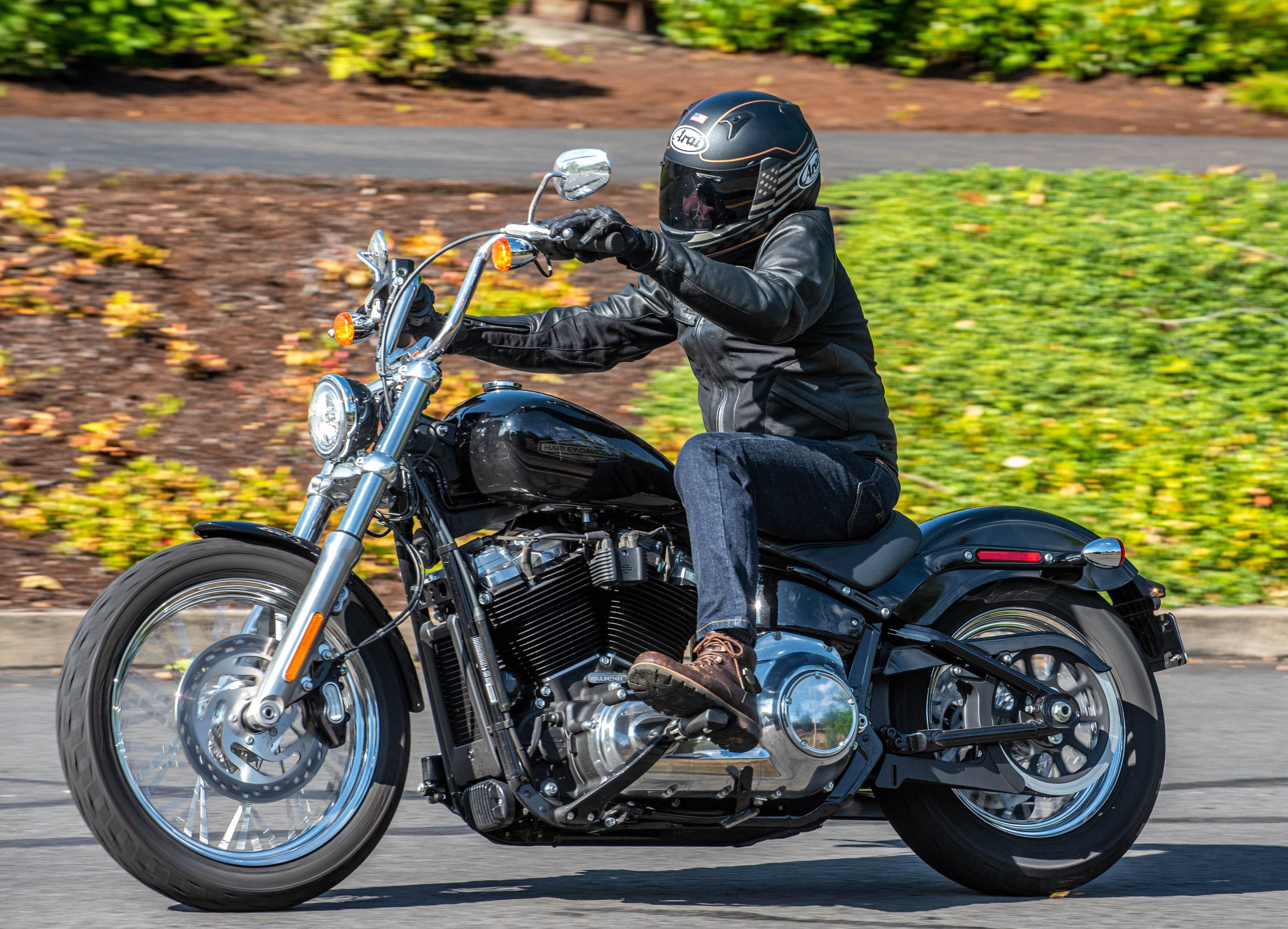 Harley-davidson softail deluxe в этом году получил новый двигатель с воздушным охлаждением