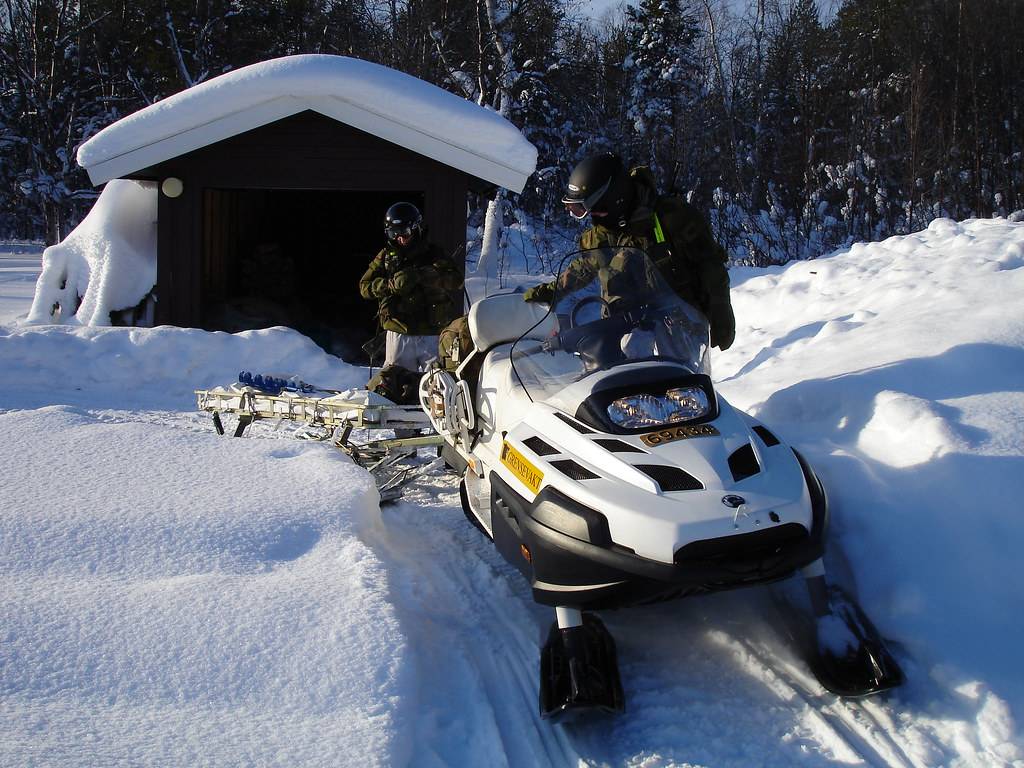 Купить армейца снегоход. BRP v800 Yeti. BRP Lynx Yeti Pro Army v-800. Снегоход БРП Армеец 800. Снегоход BRP 800.