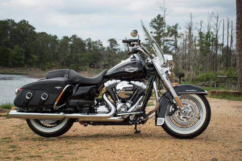 These are the differences between the harley-davidson road king and road king classic