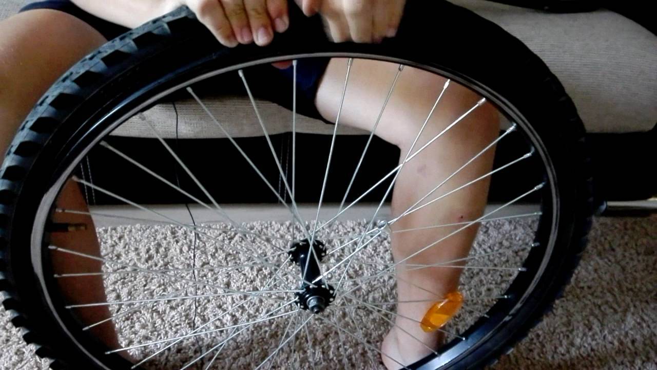 Снять колесо с велосипеда с дисковыми. Восьмёрка на колесе велосипеда. Яйцо на велосипедном колесе. Исправление восьмерки на колесе велосипеда. Велосипедное колесо восьмеркой.