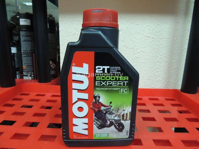 Сколько масла в двигателе скутера. Motul Scooter Expert 2т. Мотюль 2т полусинтетика для скутера. 2т масло для Honda Dio. Motul для скутера 2т.
