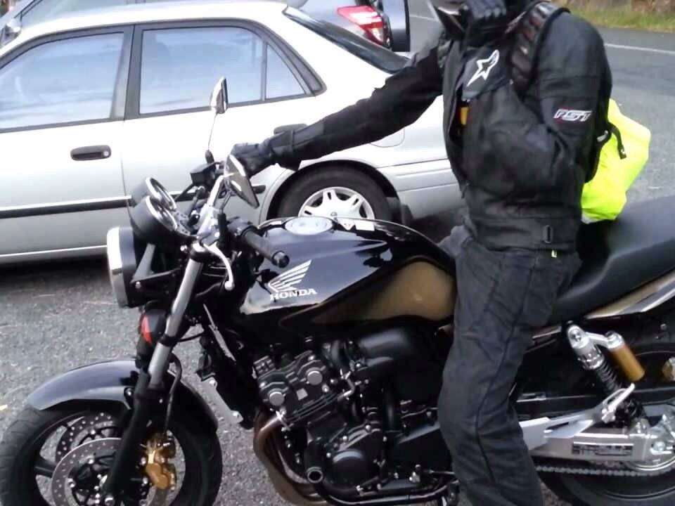 Мотоциклист на Honda cb400