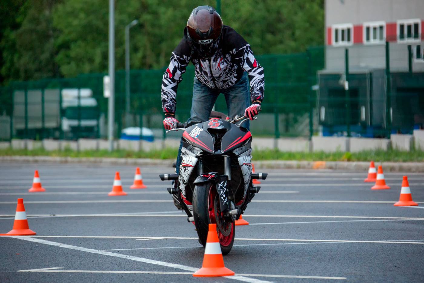Цель обучения вождению мотоцикла: сдать экзамен в гибдд или научиться безопасно управлять мотоциклом в будущем