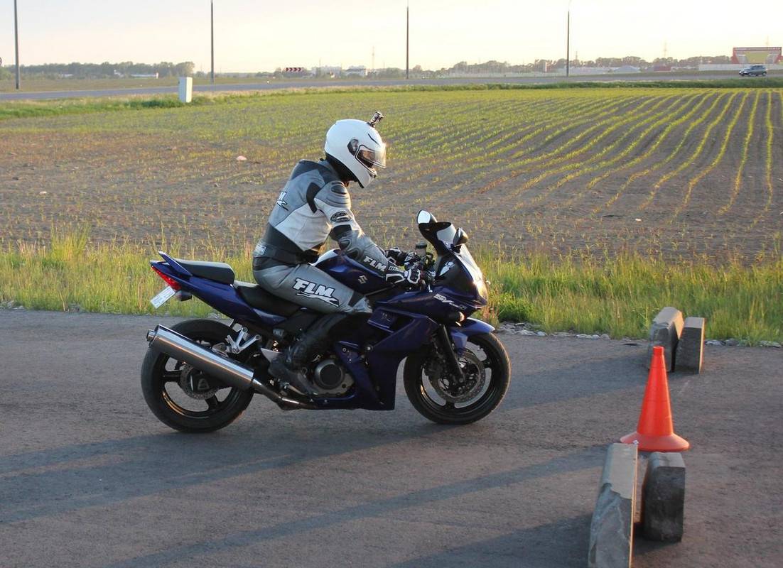 Тест-драйв мотоцикла suzuki sv400 от дмитрия сафонова, леонида юшкина, михаила лапшина. моторевю.