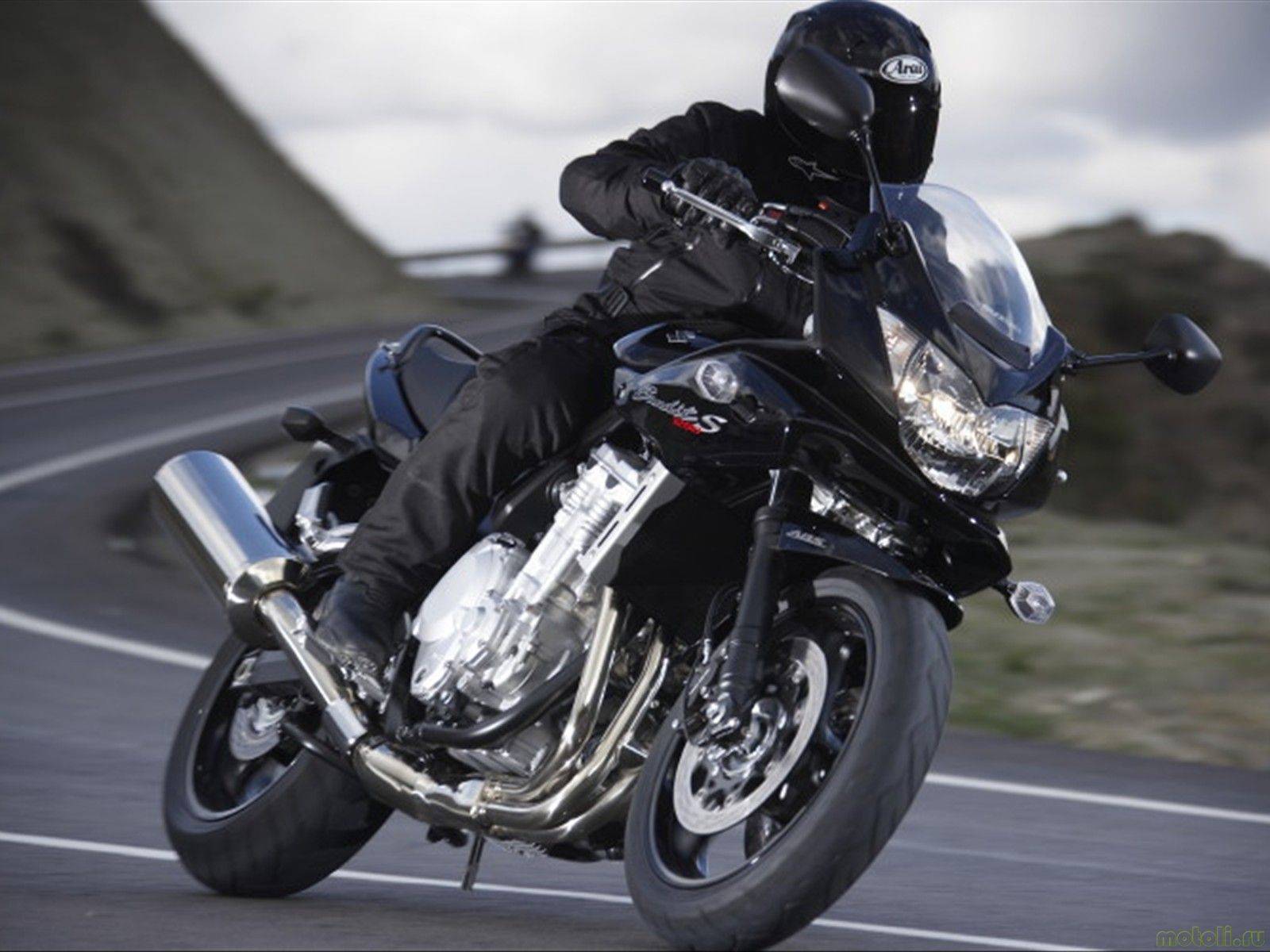 Резвый спортбайк suzuki bandit 1250