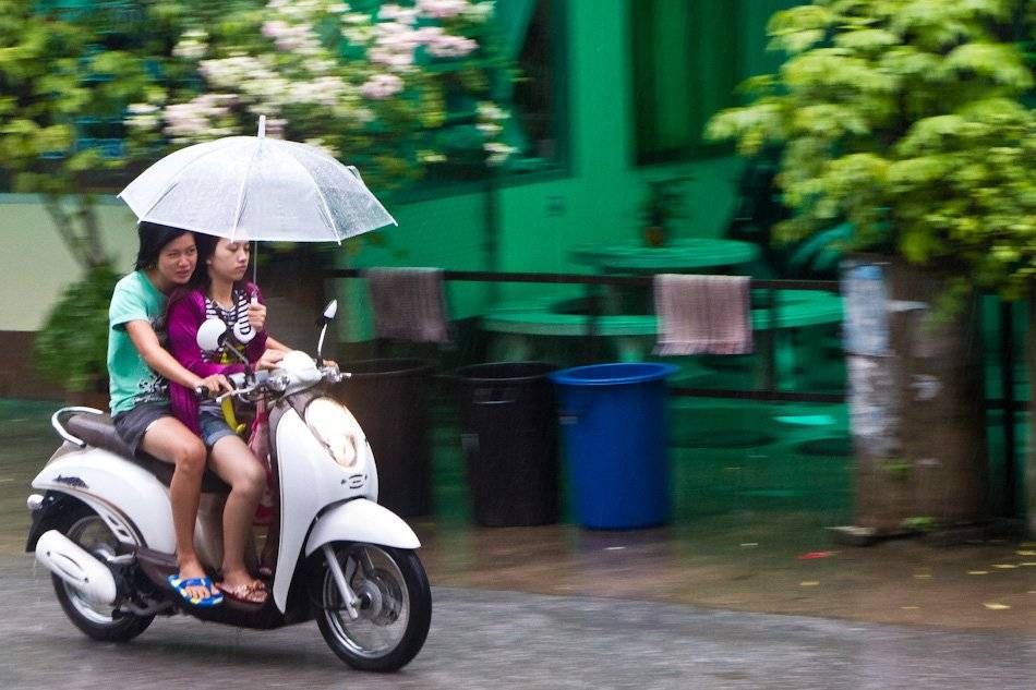 Как ездить на скутере. Скутер в Тайланде. Мопед дождь. На скутере в дождь. На мопеде под дождем.