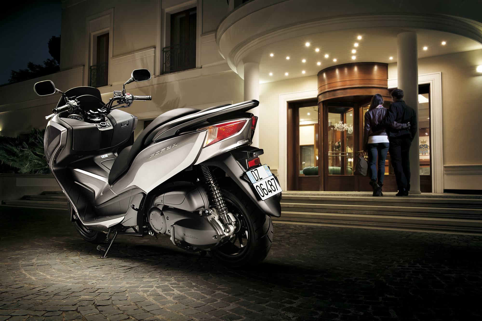 Компания honda выпускает на рынок новый скутер honda forza