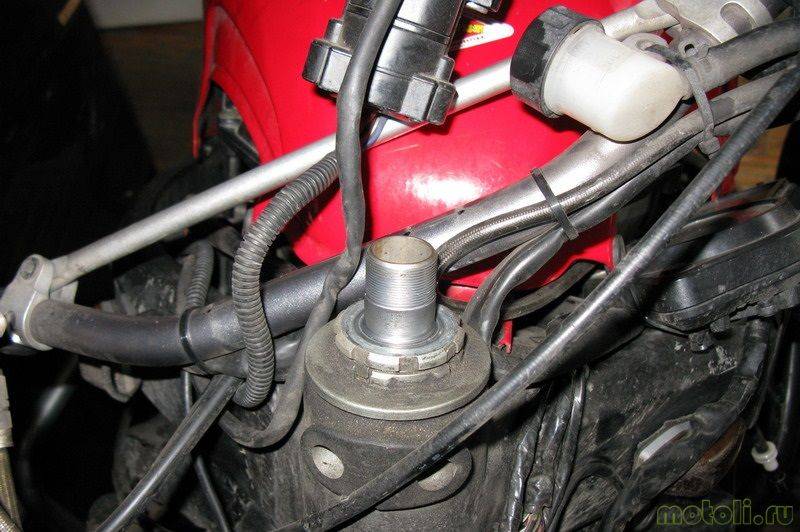 Замена подшипников рулевой колонки на cbr 600 f4i.