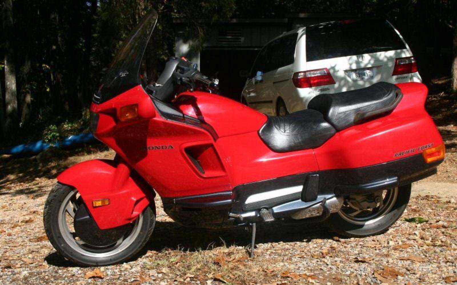 Сравнение honda pc 800 pacific coast 1989 и vt 1100 c 1995 по характеристикам на базамото