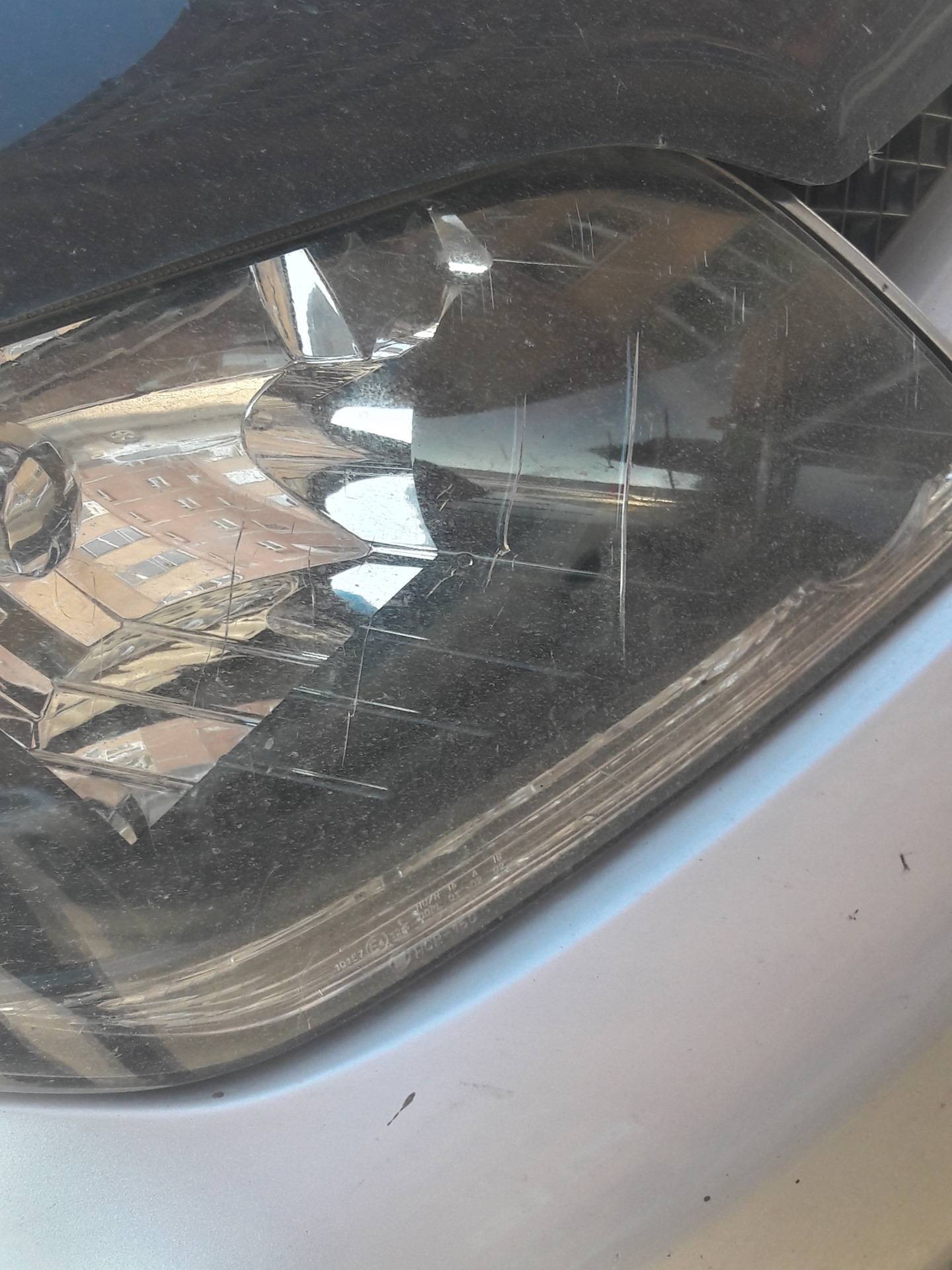 Восстановление фар автомобиля: ремонт и замена стекла, чем приклеить крепления, как убрать трещины