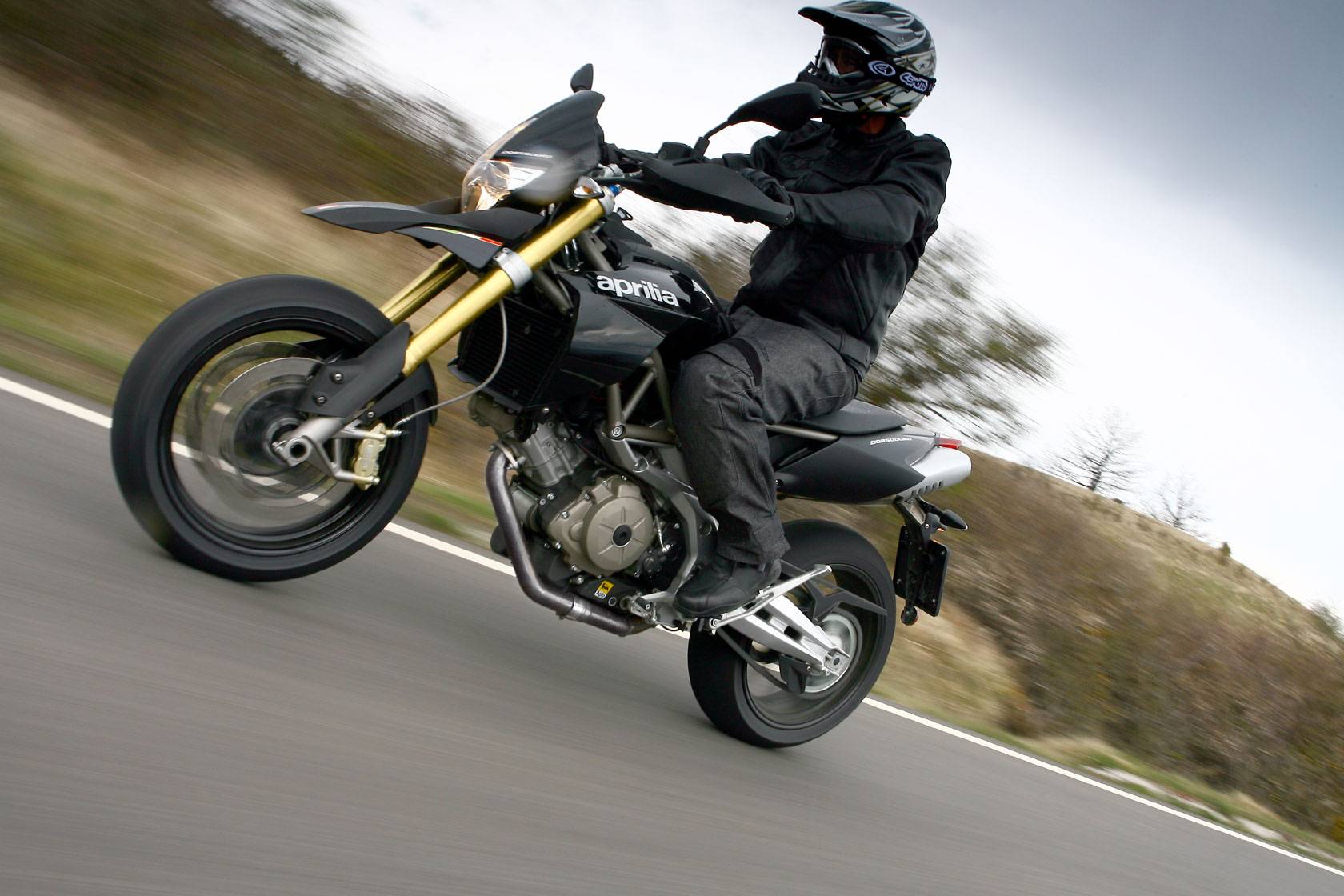 Aprilia my2017 dorsoduro 900 supermoto review
