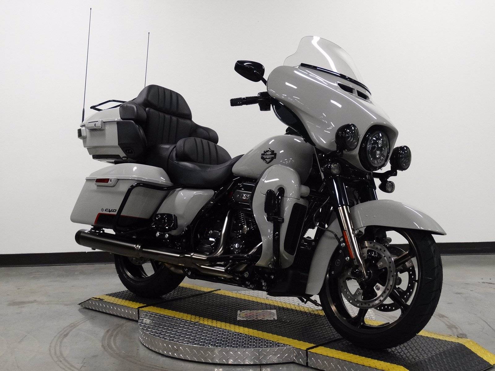 Harley-davidson cvo road glide limited anniversary edition (2023-on) | mcn