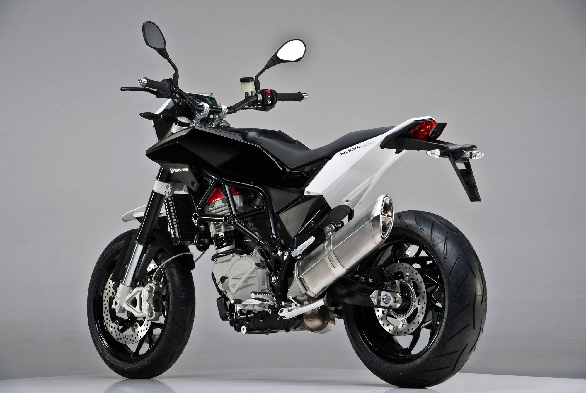 Eicma 2011: технический обзор husqvarna nuda 900 и 900r / мотогонки.ру