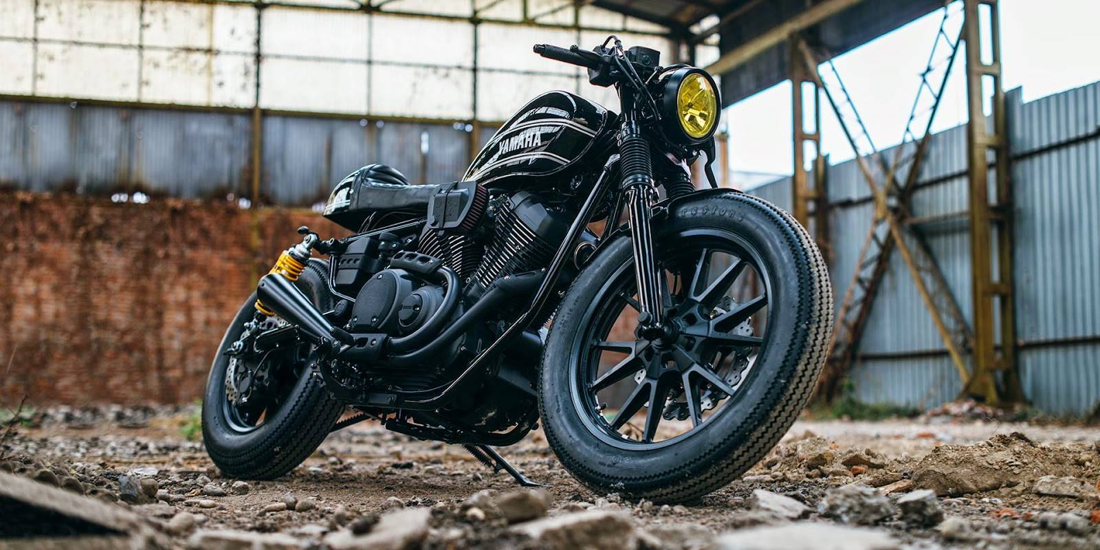 За счет каких особенностей yamaha xv950 обгоняет свой американский прототип