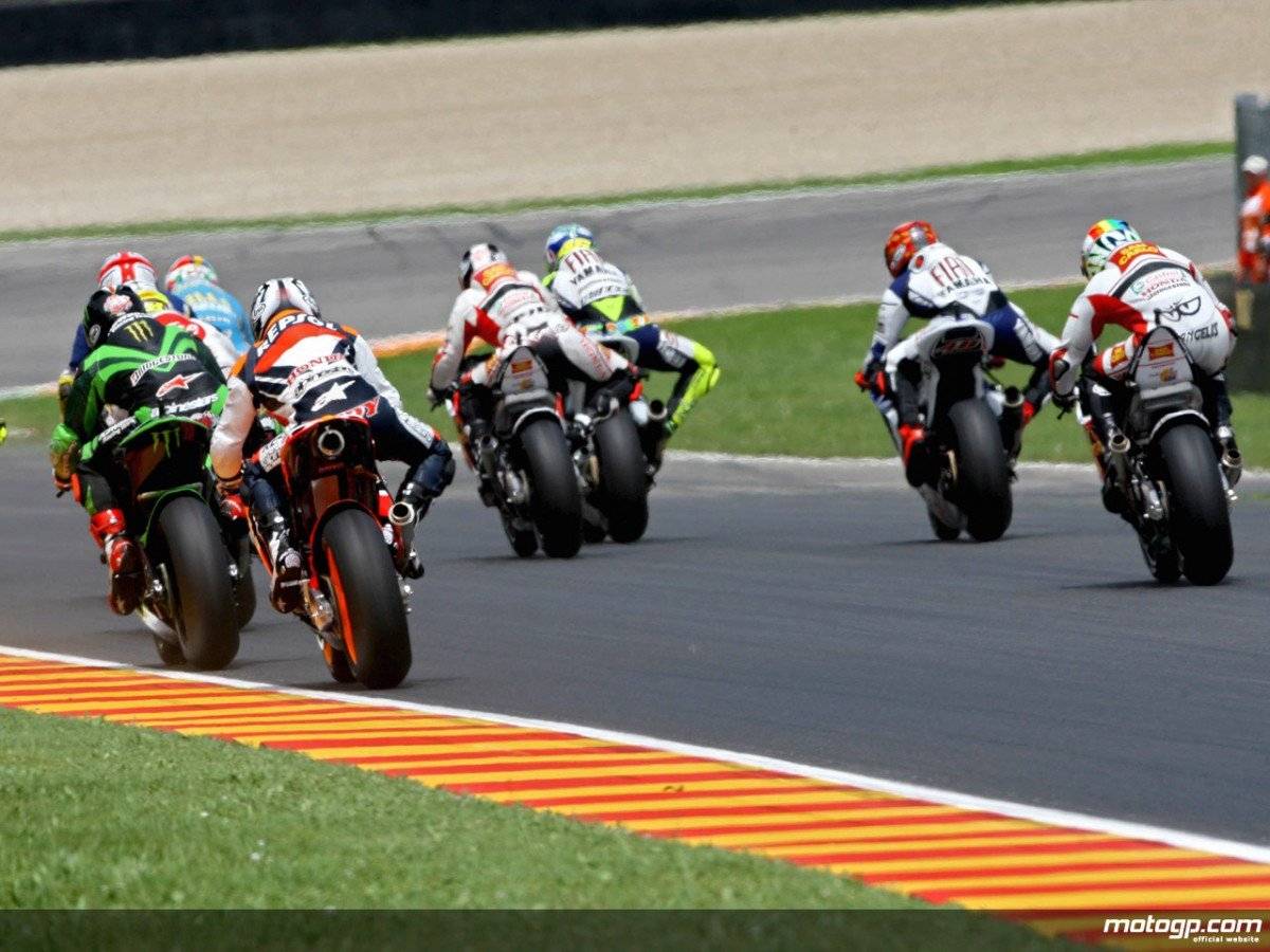 Больше 300 км/ч: репортаж с кольцевых мотогонок серии moto grand prix