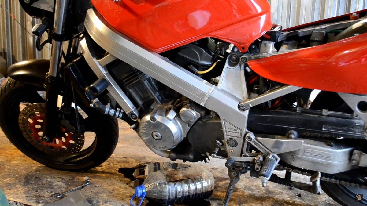 Как заменить воздушный фильтр на Honda CB 400 SF