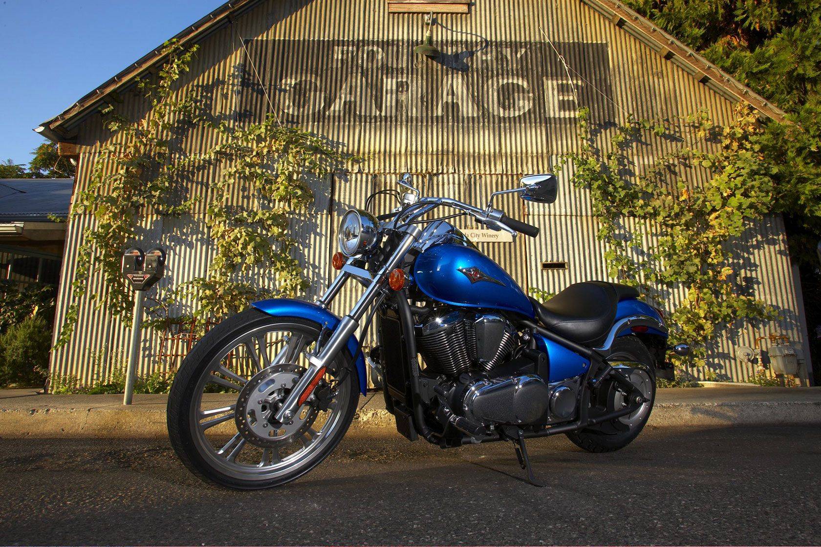 Сравнение kawasaki vn 900 vulcan custom 2017 и yamaha xvs 1100 v-star custom 2010 по характеристикам на базамото