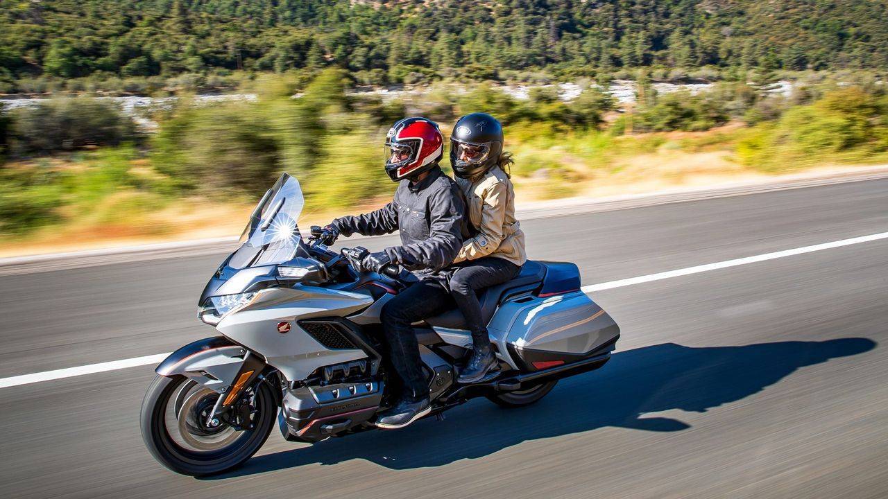 Мотоцикл honda gl 1800 gold wing: обзор, технические характеристики