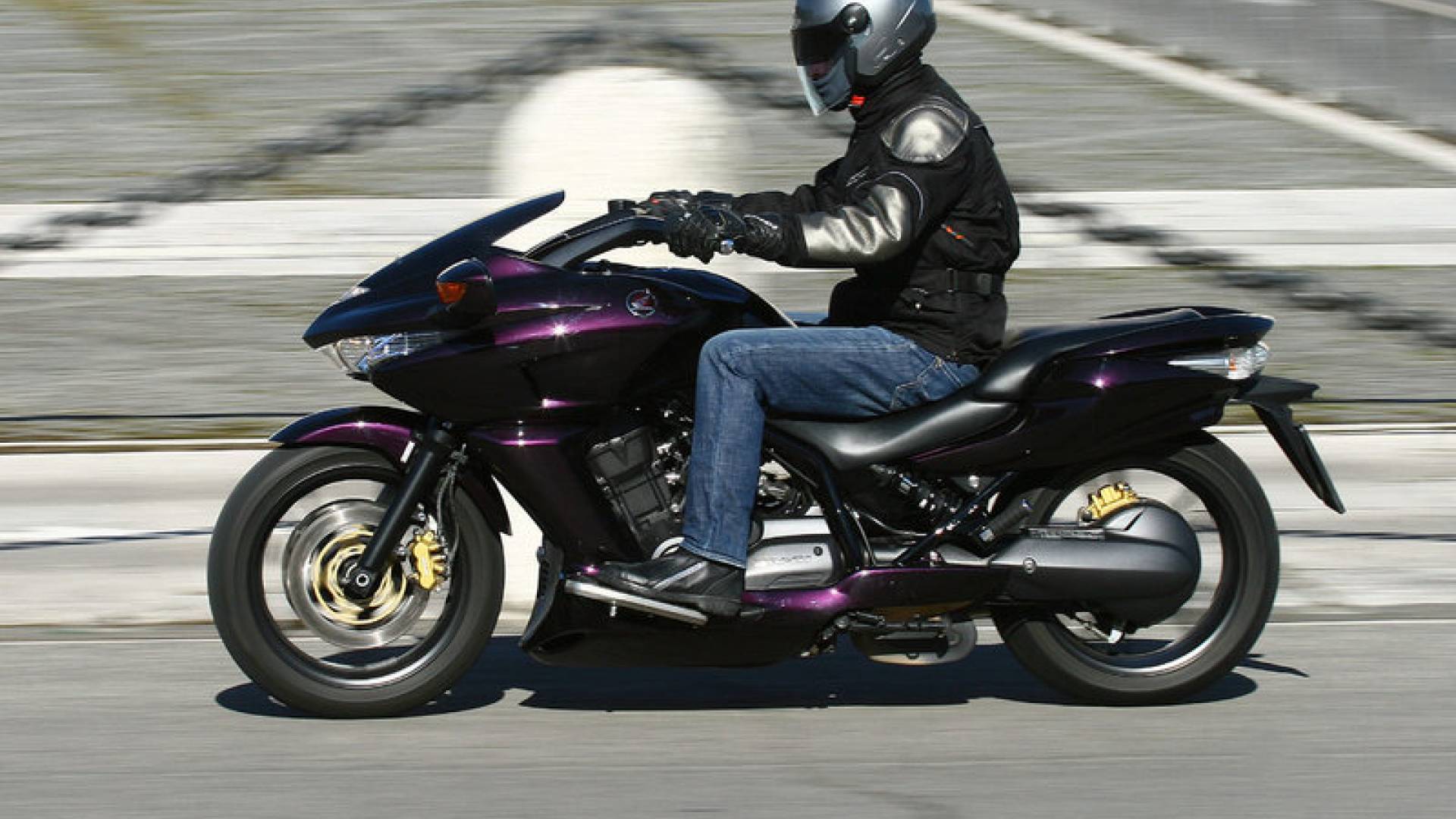 Тест-драйв мотоцикла honda dn-01 от swissblog, мотогонки и от журналов "smotorom" и "моторевю".