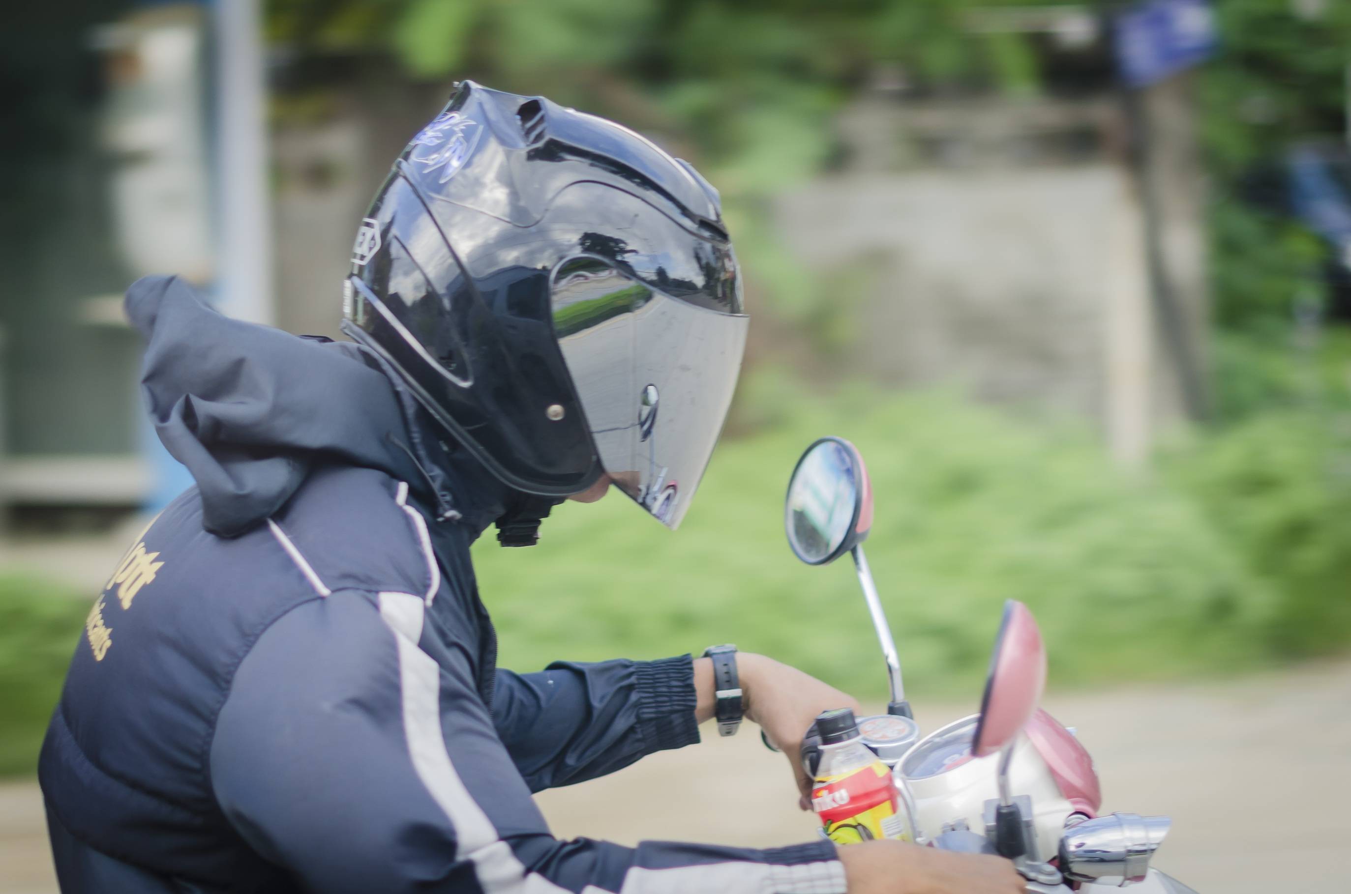 Безопаснейший шлем. Мотоциклист в шлеме. Человек в мотошлеме. Шлем для мотоцикла. Каска мотоциклиста.